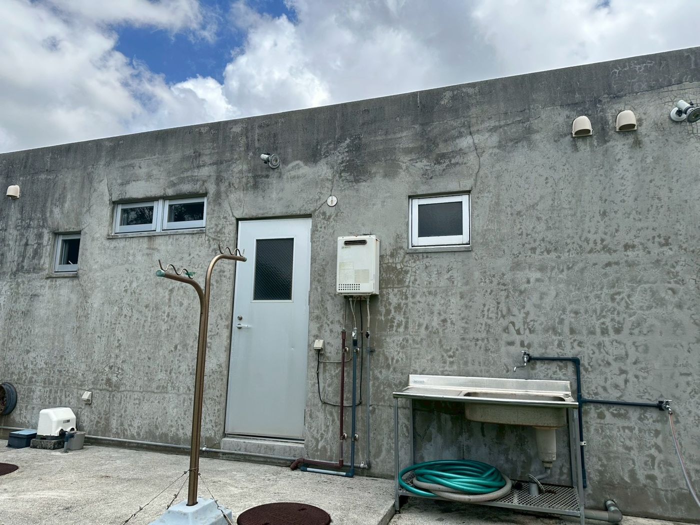 建物裏手の屋外流しと水栓
